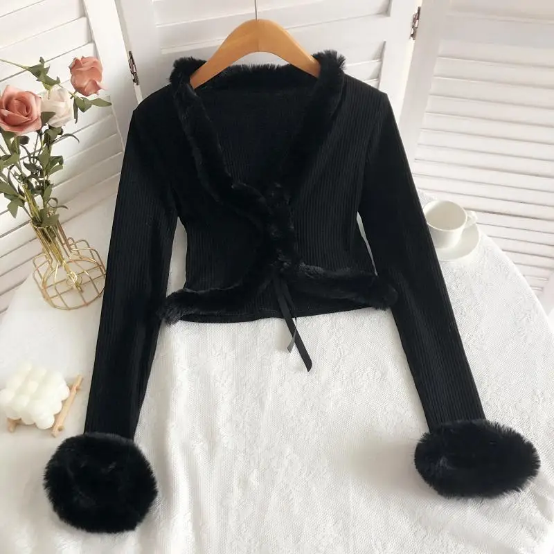 Женский трикотажный кардиган с V-образным вырезом и меховым рукавом