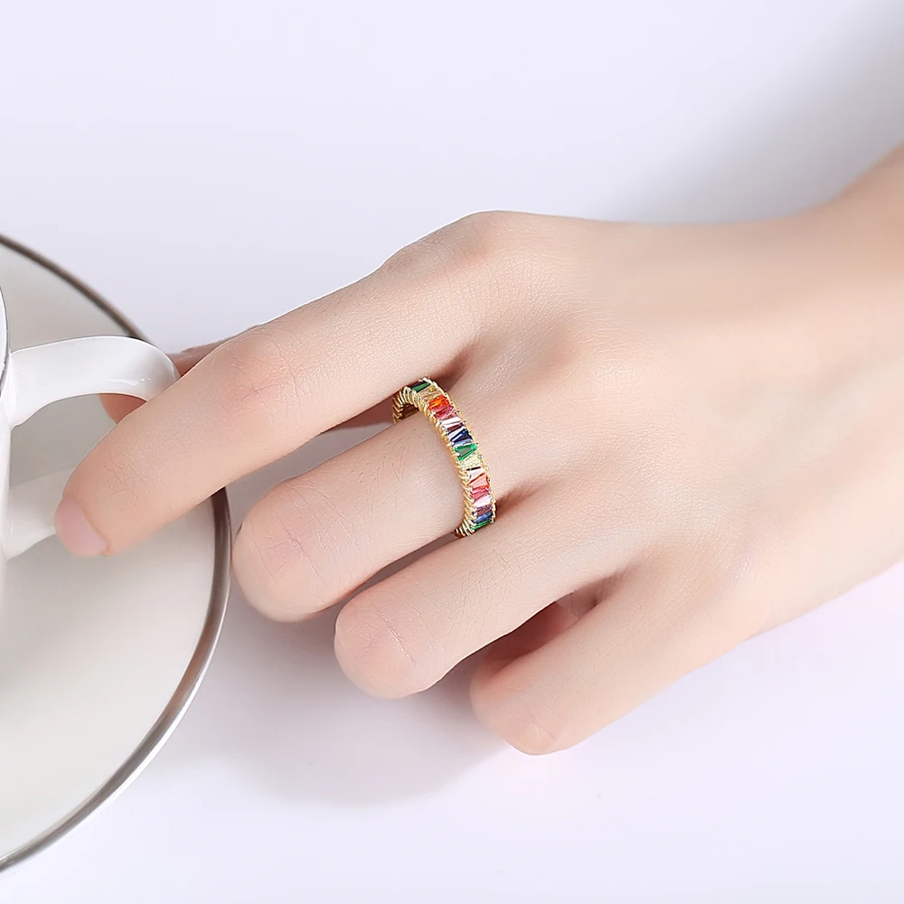 Женское кольцо из серебра 925 пробы с фианитом |