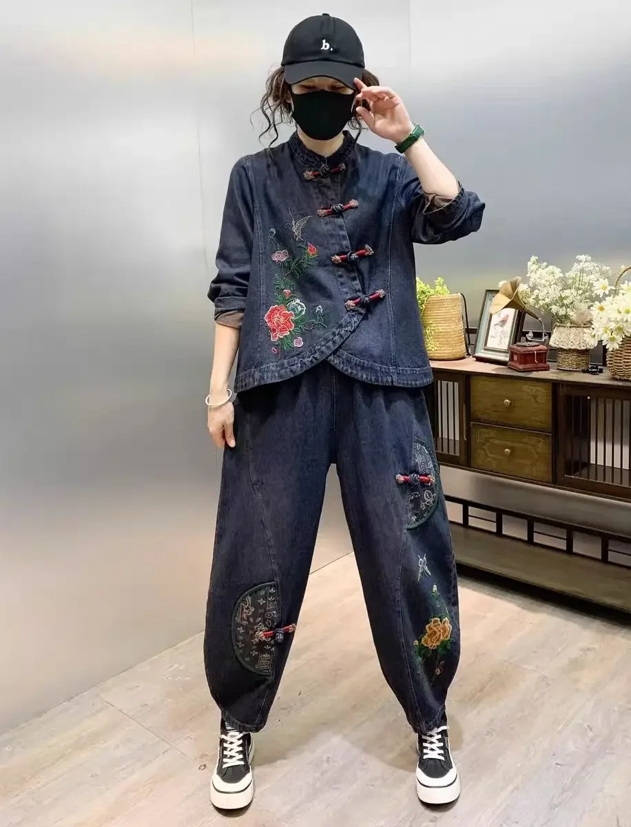 Женский джинсовый комплект с цветочной вышивкой и пуговицами