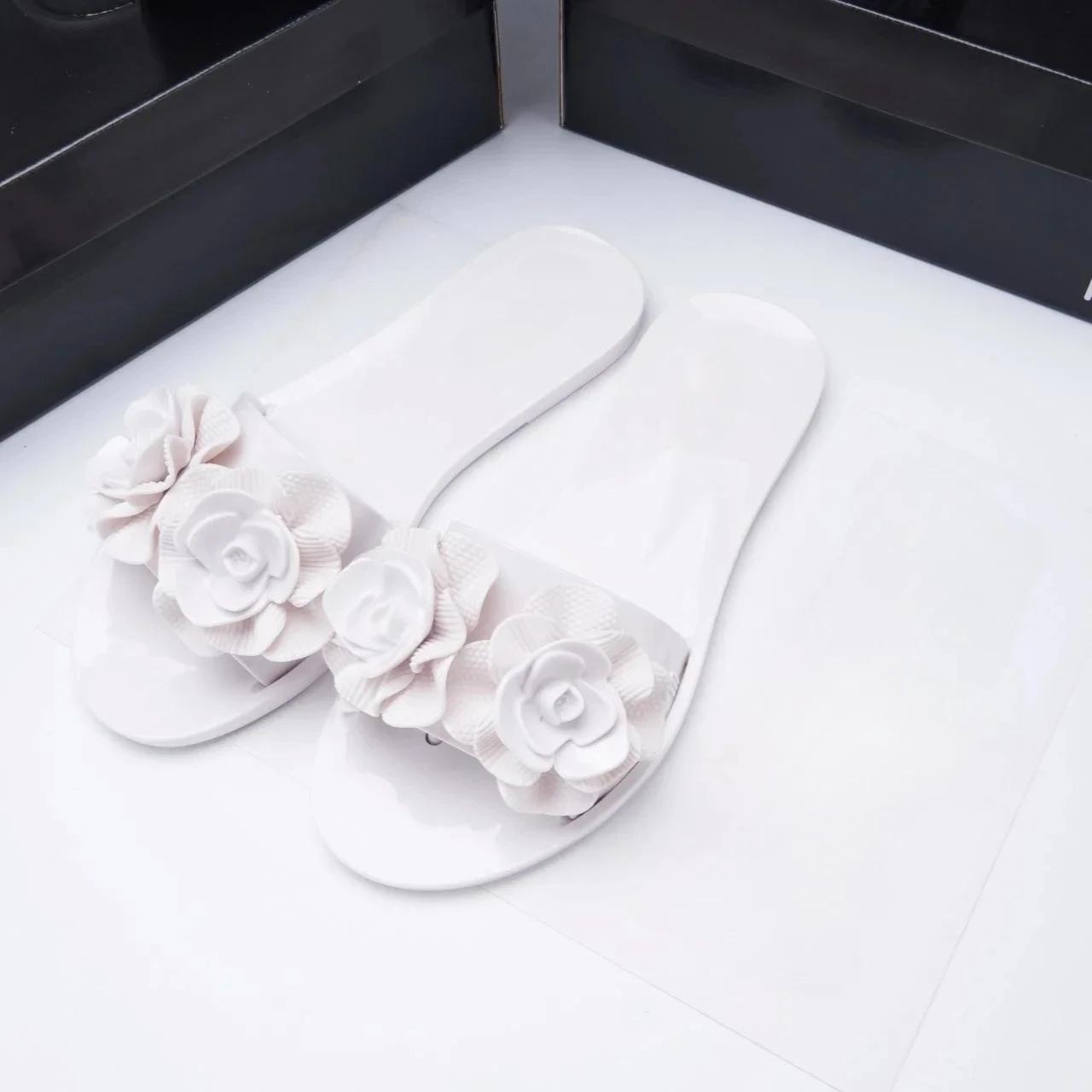 Мини-тапочки женские уличные с 3D цветами Нескользящие на плоской подошве