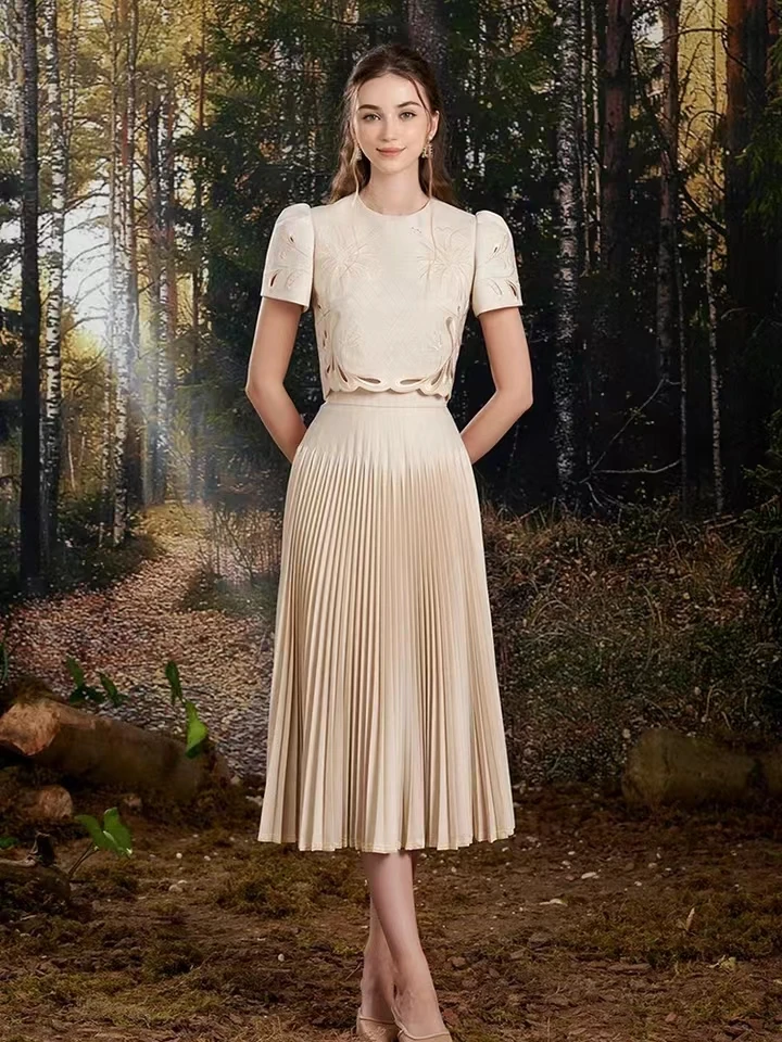 Женский модельный костюм с цветочной вышивкой зеленый короткий топ круглым