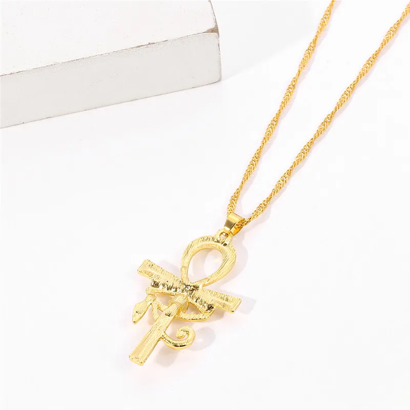 Ожерелье-чокер с кулоном в виде креста