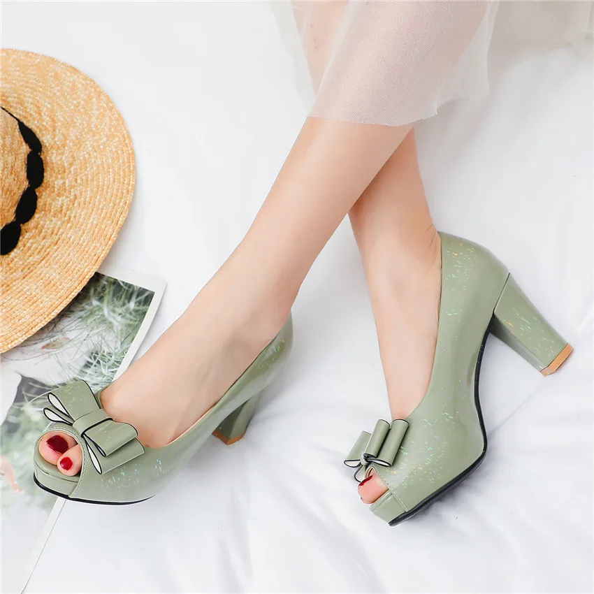 

Туфли-лодочки женские на платформе, милые блестящие, из лакированной кожи, с открытым носком, цвет белый/черный, летнее офисное платье, высокий массивный каблук