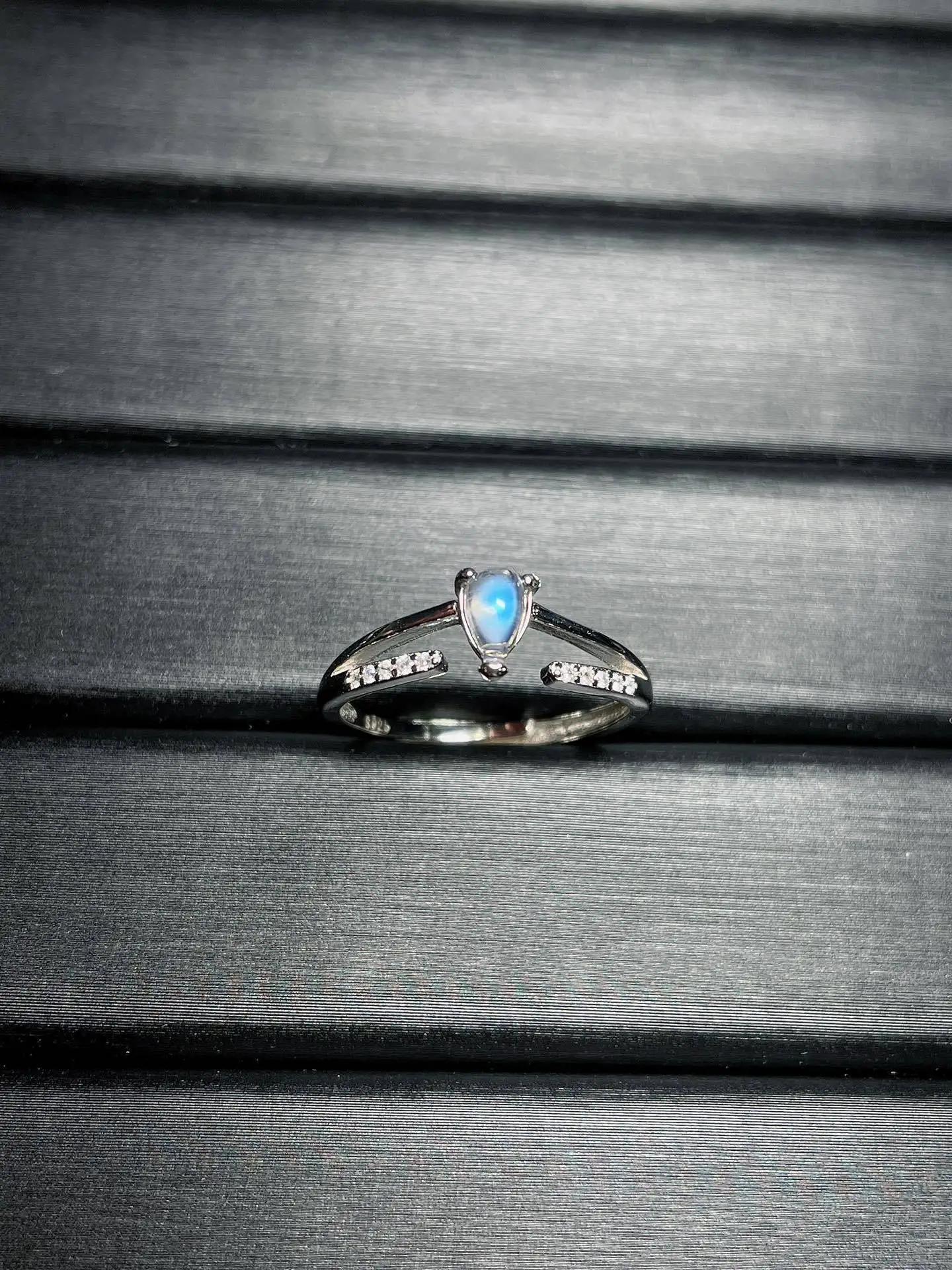 

Новинка, европейский и американский Серебро S925, натуральный индийский лунный камень, винтажное очаровательное дизайнерское кольцо в реальном времени без оптимизированного основного камня