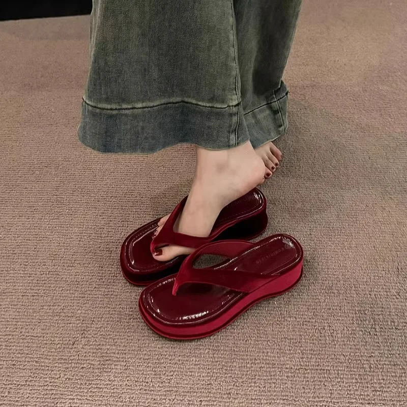 Шлепанцы женские резиновые на платформе роскошные сланцы пляжные дизайнерские