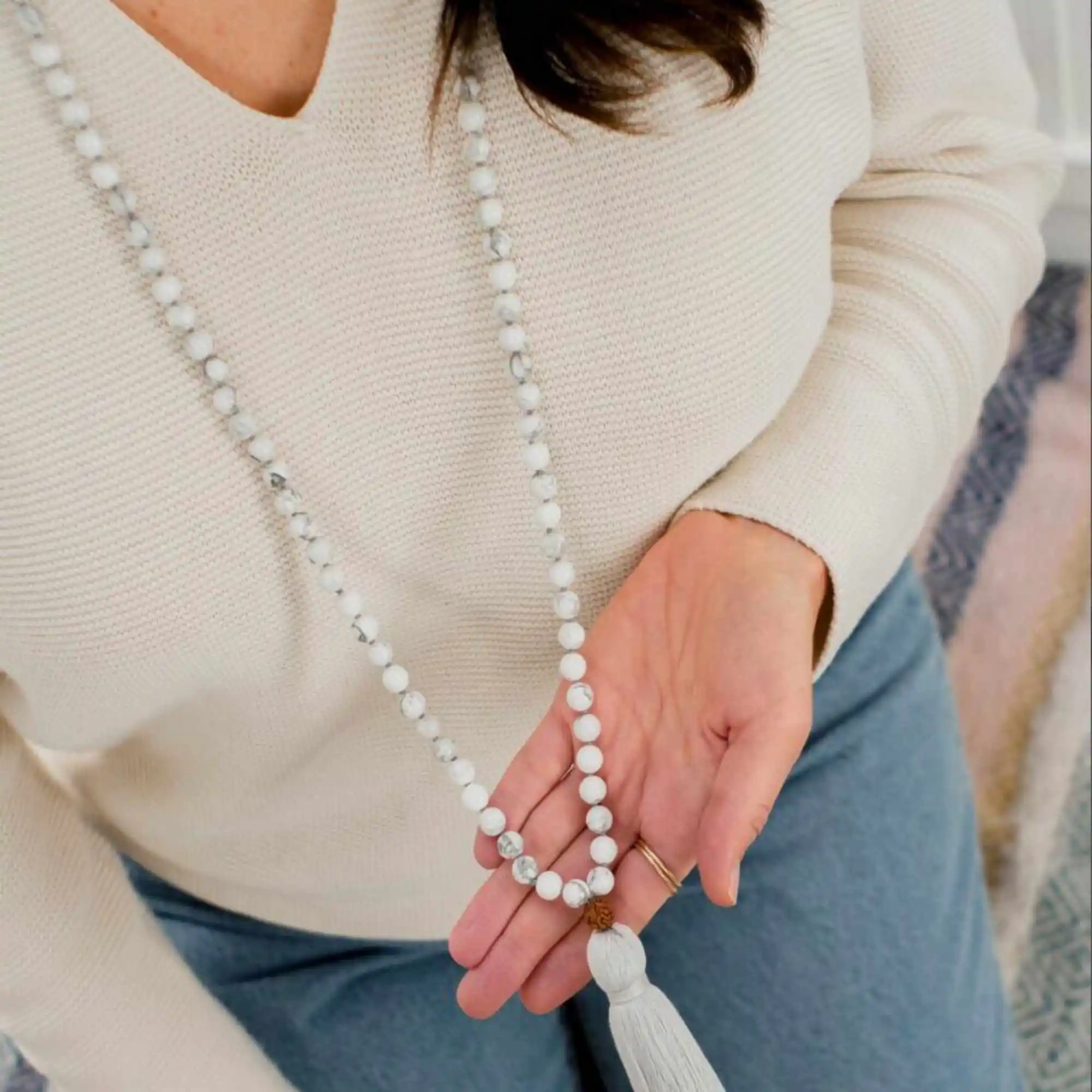 Натуральная белая круглая коричневая рудракша 8 мм 108 ожерелье с узелком дневное