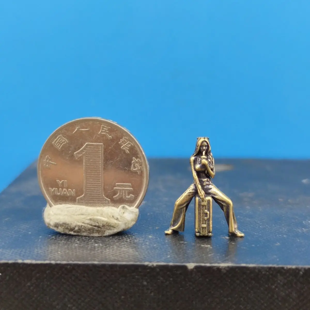 Миниатюрная статуэтка девушка на чемодане из меди