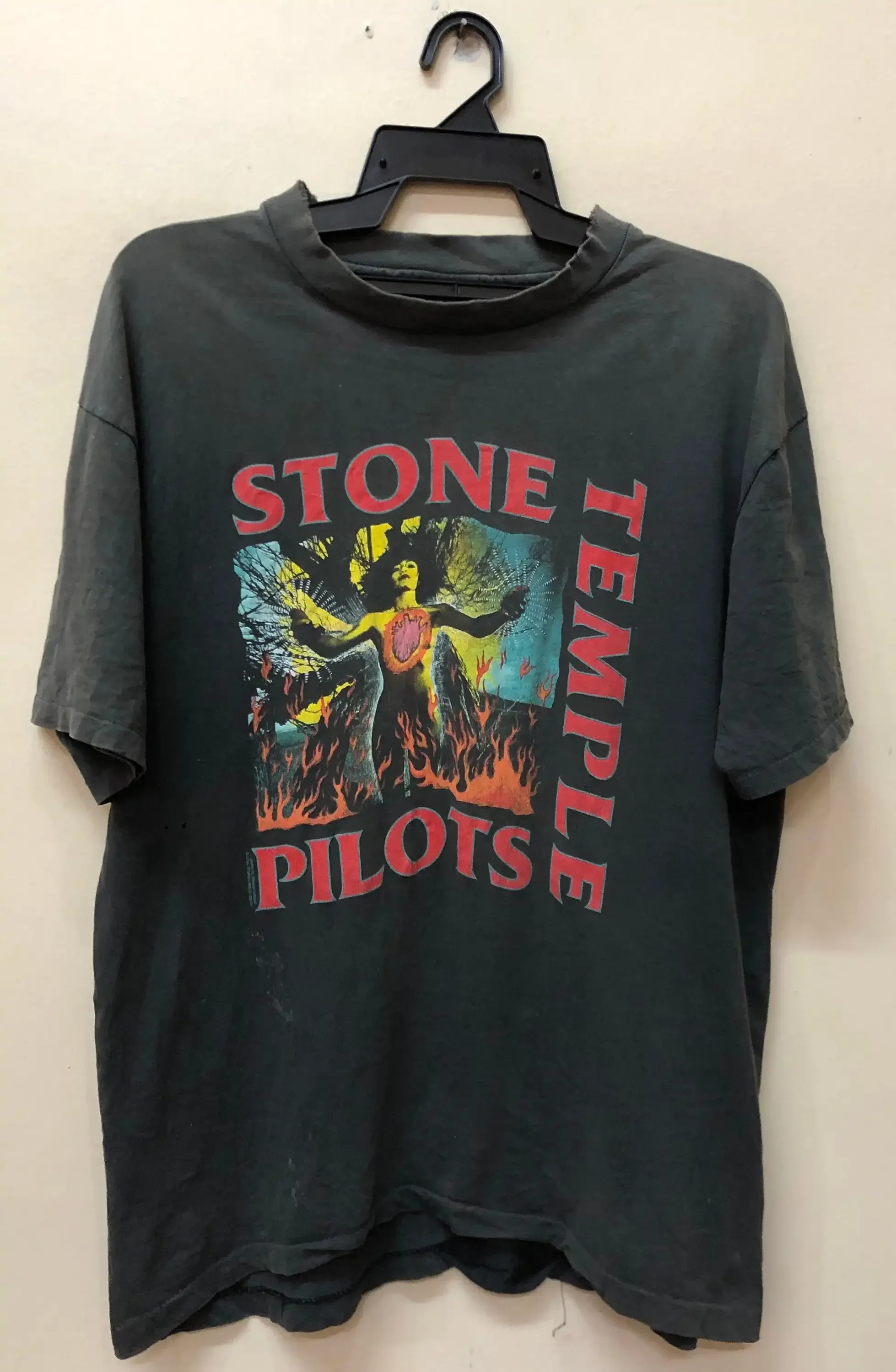 Футболка в винтажном стиле 90-х годов с изображением драгоценных камней пилотов