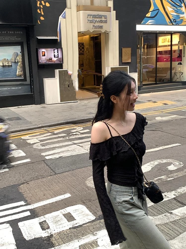 Блузка женская с косым воротником открытыми плечами и оборками