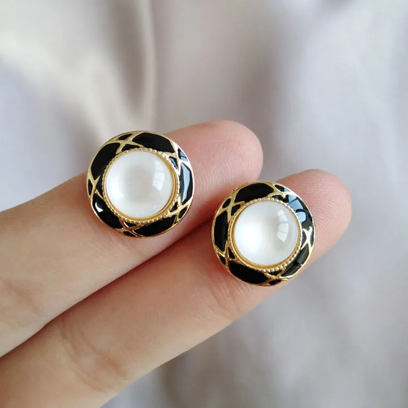 Elegant Japanese Style Creative Baroque Clip On Earrings Retro Spring Style Hepburn Earrings Black White Round Stone Ear Clips
