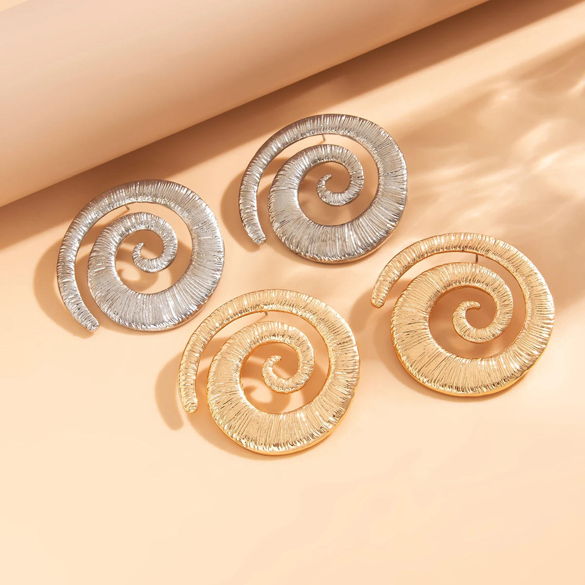 Серьги-гвоздики Ingemark в стиле бохо