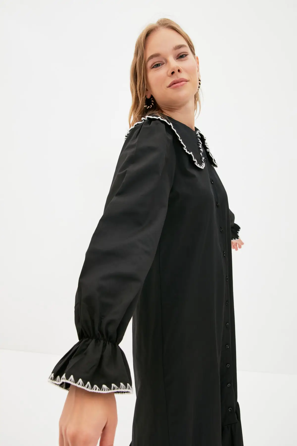 

Платье с вышивкой и рукавами-крылышками Trendyol Bebe TCTAW22EB0110