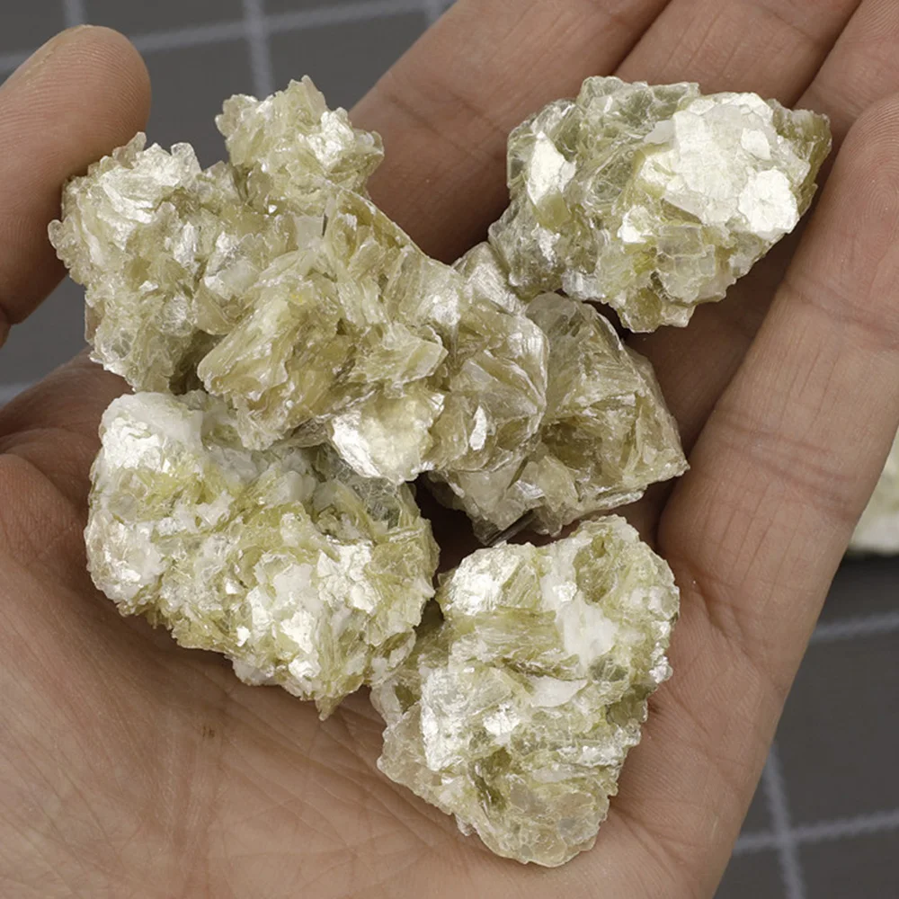 1 шт. натуральный Золотой Желтый слюда, сырье, желтый кристалл неправильной формы, кластер руды, коллекция образцов, забавный обучающий минерал