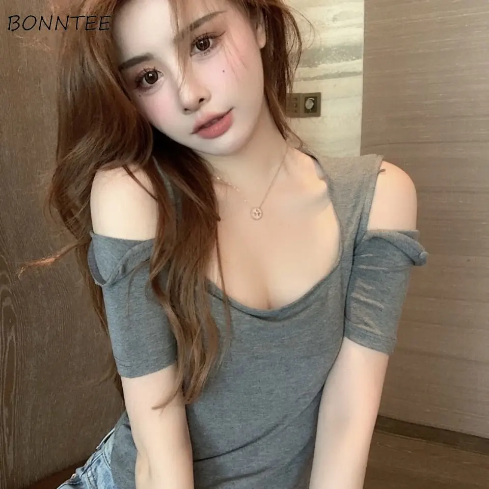 

Футболка женская облегающая с коротким рукавом и открытыми плечами