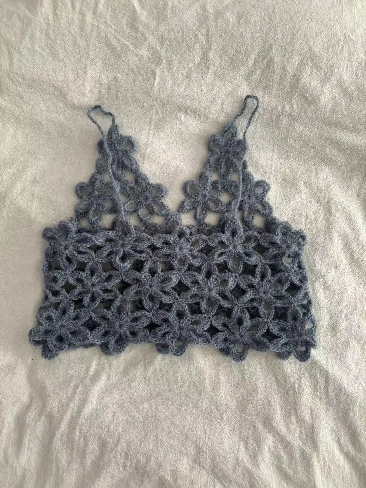 Женский топ с узлом-крючком Короткий трикотажный без рукавов синими подтяжками