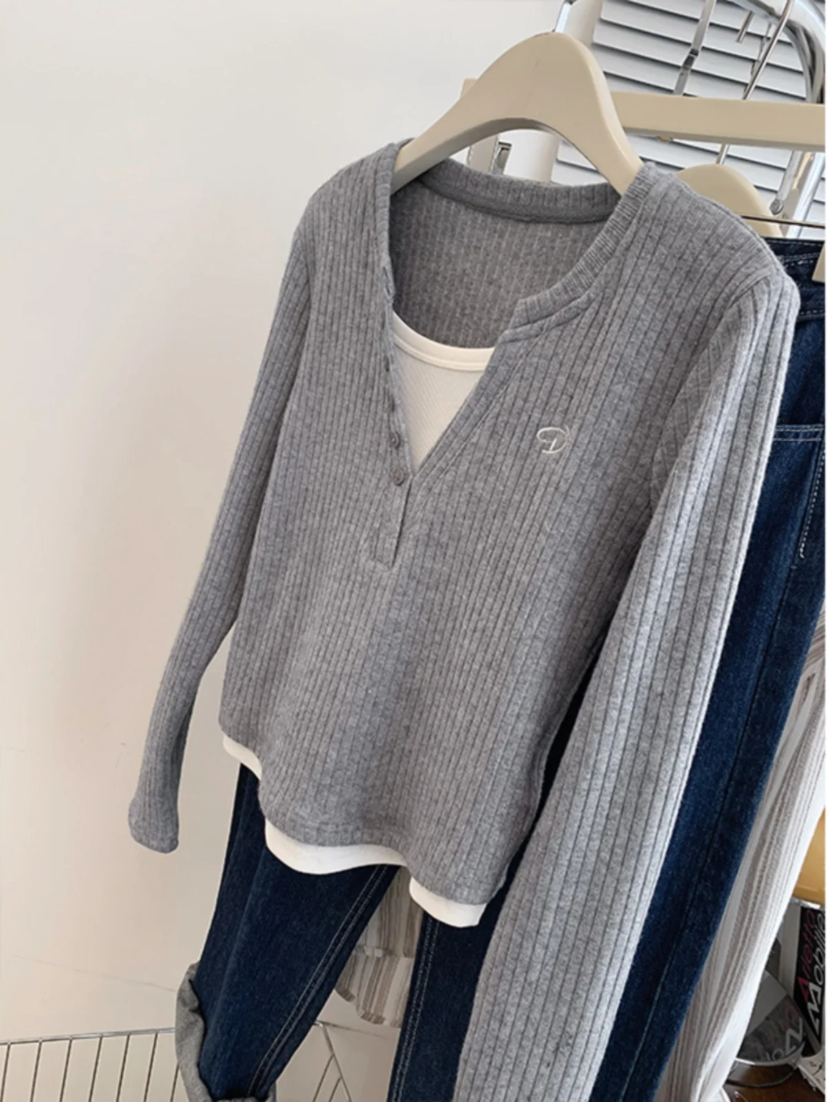 Plus Size Gray Fake Two Pieces V-neck Knit Women Spring and Autumn 2024 New Design Sense Retro Shoulder Pullover Top