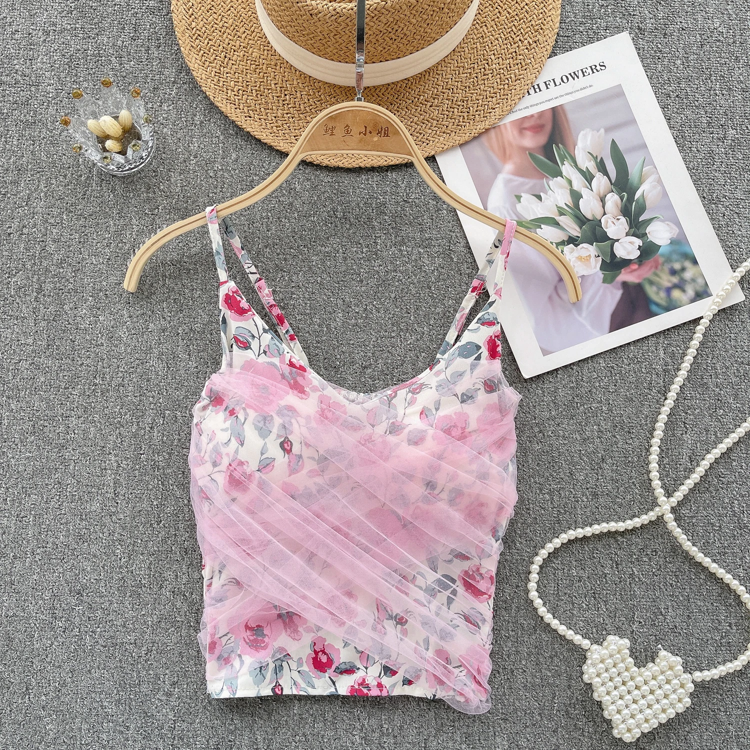 

Женский укороченный топ с открытыми плечами и цветочным принтом