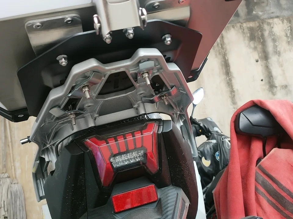 Фото Для SYM HUSKY ADV 150: Усиленный алюминиевый задний багажник, кронштейн для крепления кофра, устойчивая опора, аксессуары для модификации скутера №5