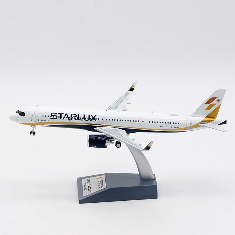 

1:200 Scale Model A321 NEO STARLUX AIR Airlines Aircraft Diecast Alloy Airplane with Base Collection Display For Child Adult