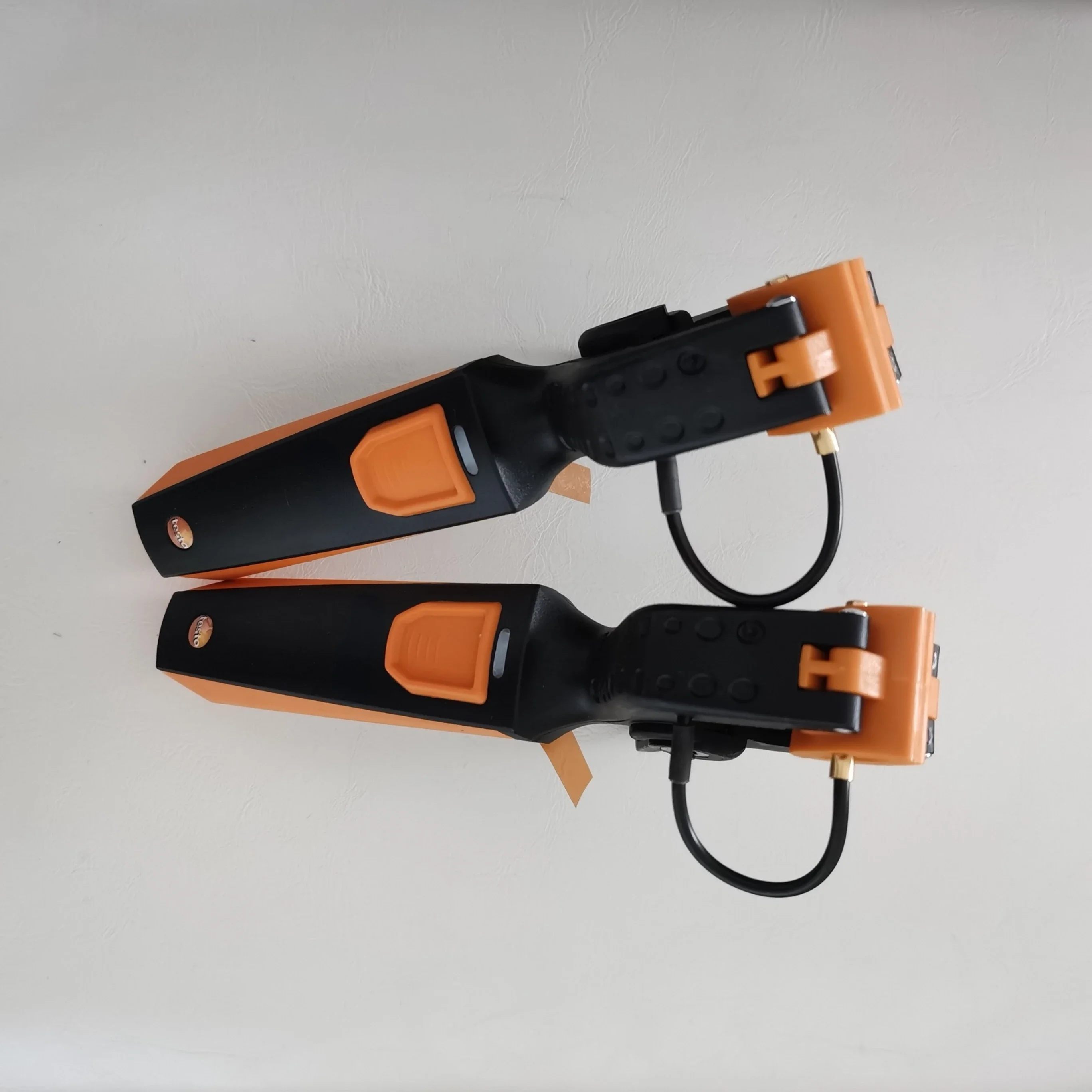 Термометр-зажим 115i работающий с помощью термогигрометра Testo смартфона