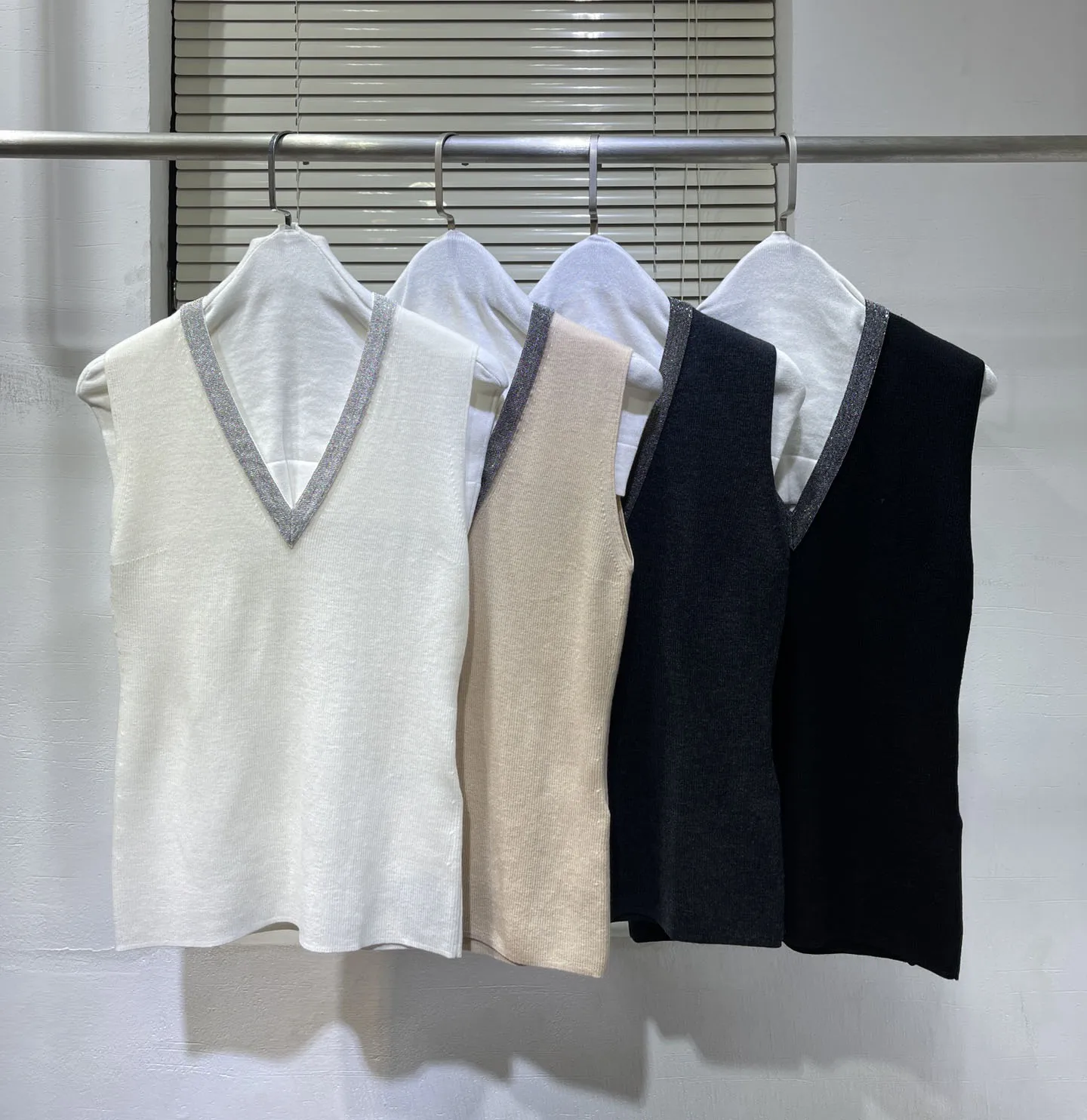 

Женский трикотажный свитер без рукавов с V-образным вырезом и цепочкой