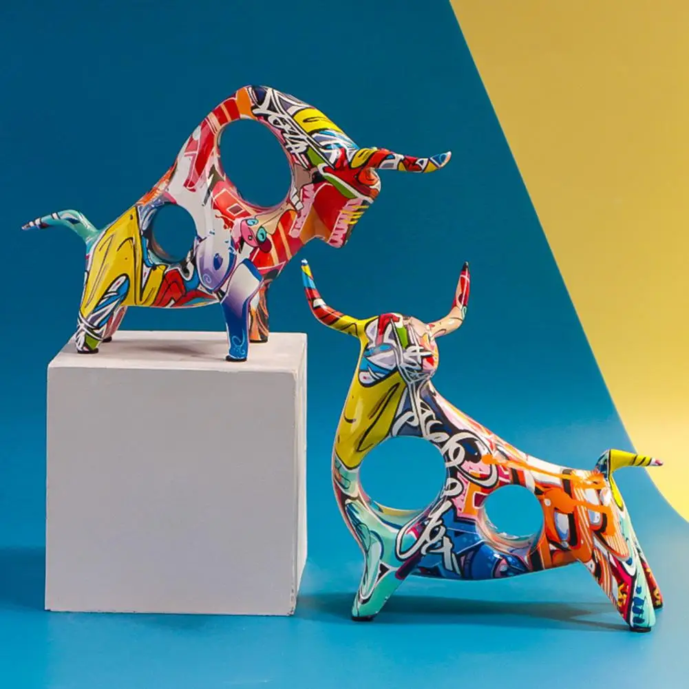 

Modern Art Graffiti Cow Miniature Ornament Figurines Collection Long Horns Bull Shape Statues Bar Ornament Desk Accessories