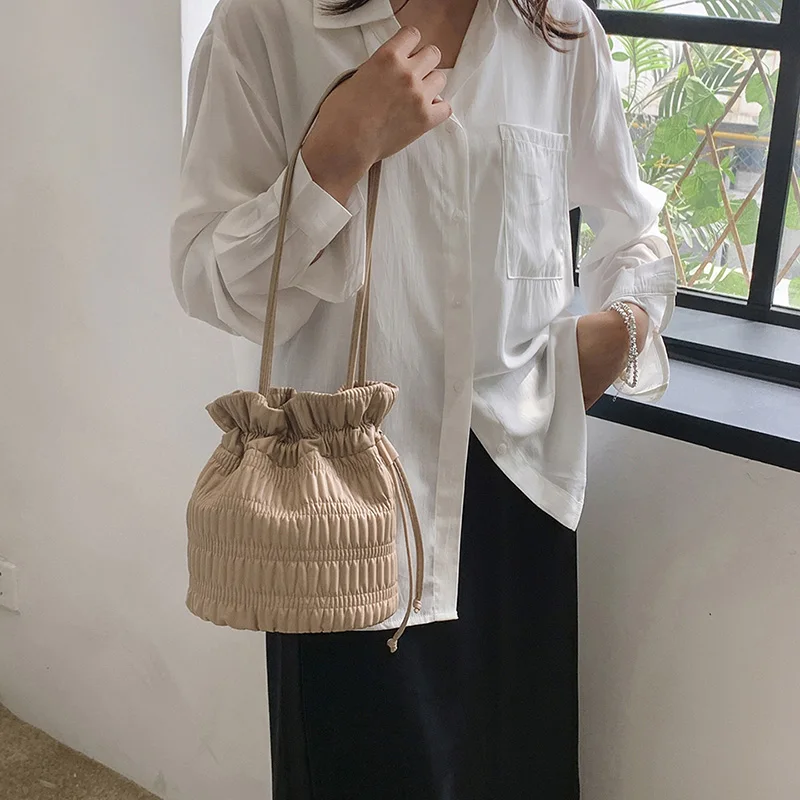 

Брендовые дизайнерские женские плиссированные маленькие сумки-мешки из искусственной кожи цвета хаки и серебра, сумка на плечо, трендовые корейские сумки через плечо 2023