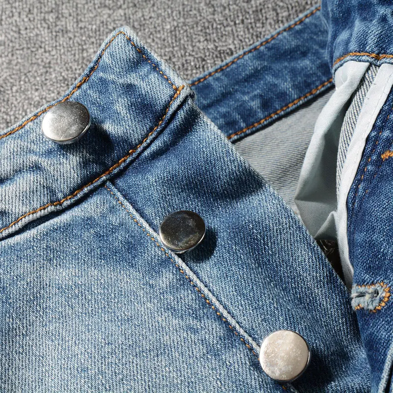 moda uliczna męskie dżinsy obcisłe falujące retro jasnoniebieskie białe naszywki markowe spodnie hip-hopowe hombre