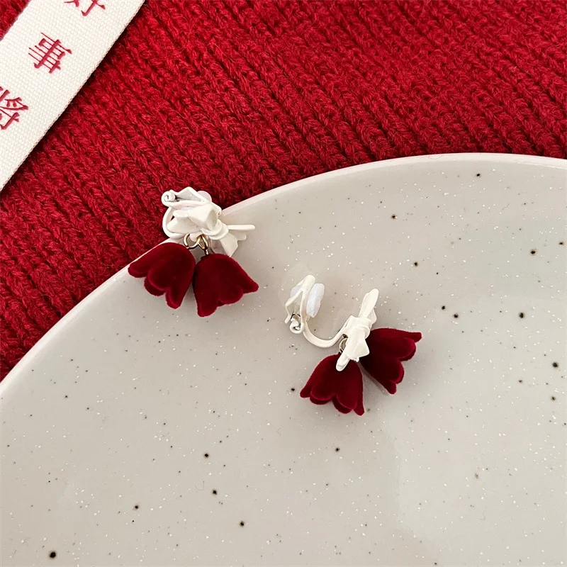 Серьги-гвоздики женские зимние винно-красные с бантом