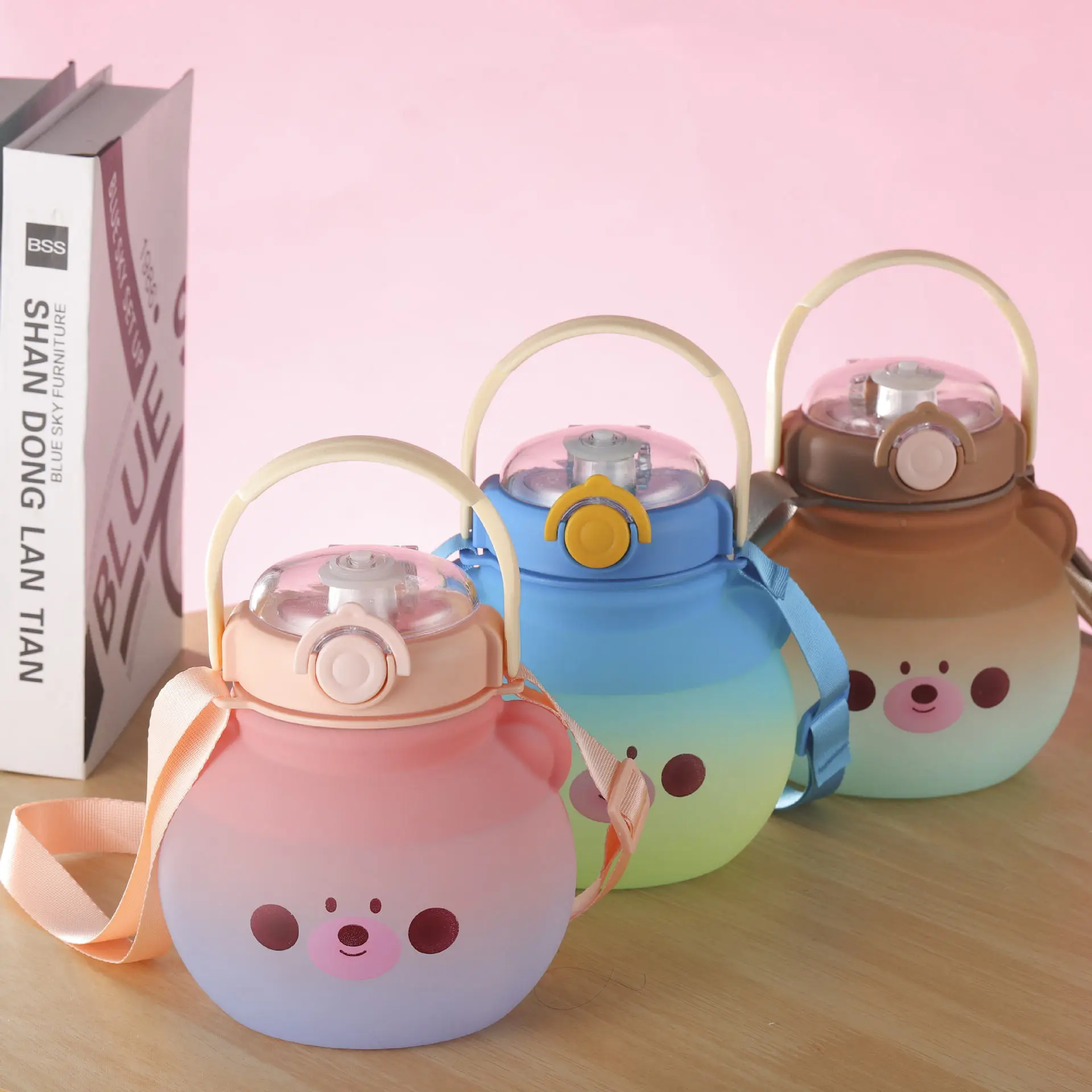 

Cute Kawaii Water Bottle Girls Boys Bear Mug Plastic Pink 1.1/1.4L Sports Drink Bottle with Straw Handle Cute Mugs Water Cups