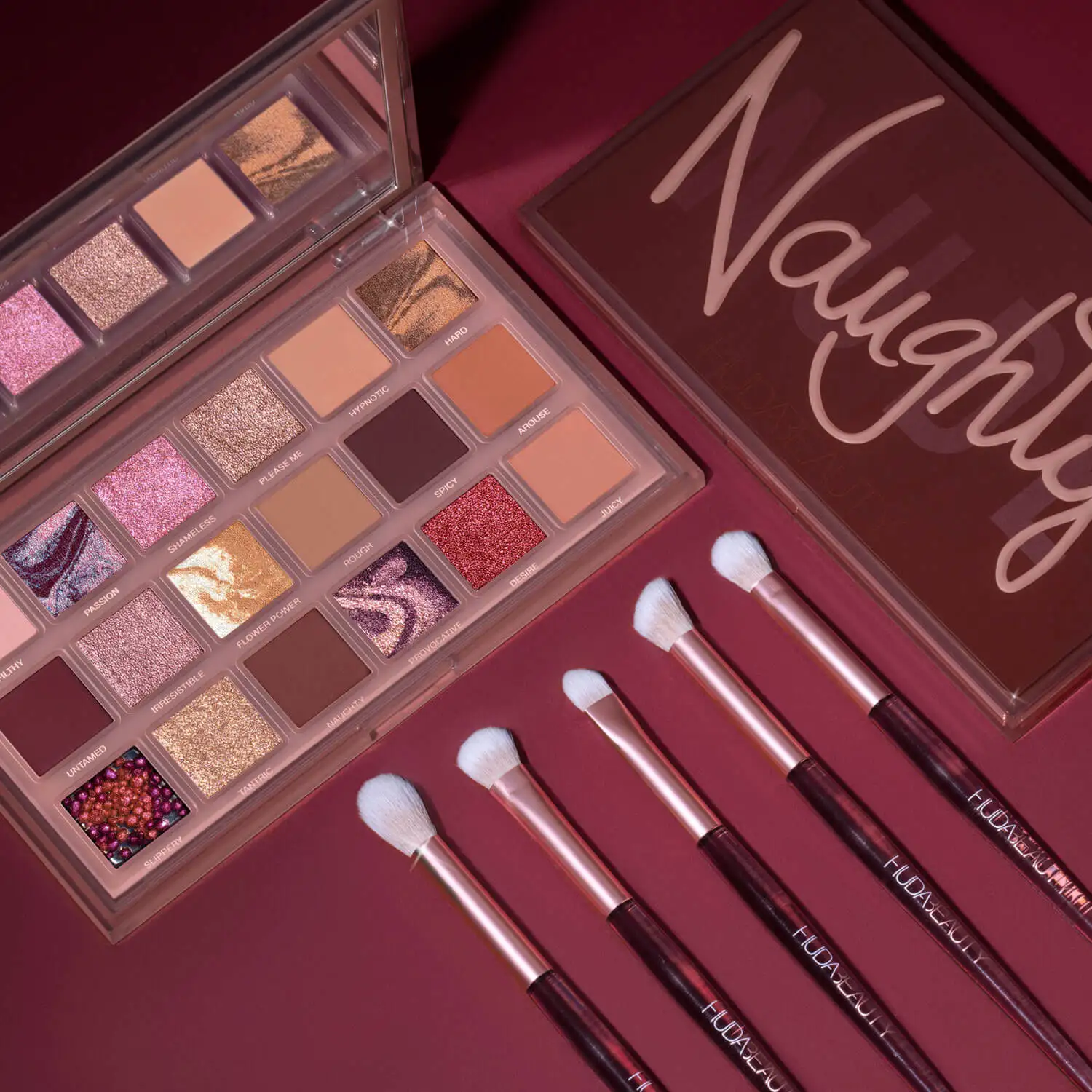 Палитра теней для век Naughty Nude макияж глаз HUDA PALETTE матовый очаровательный