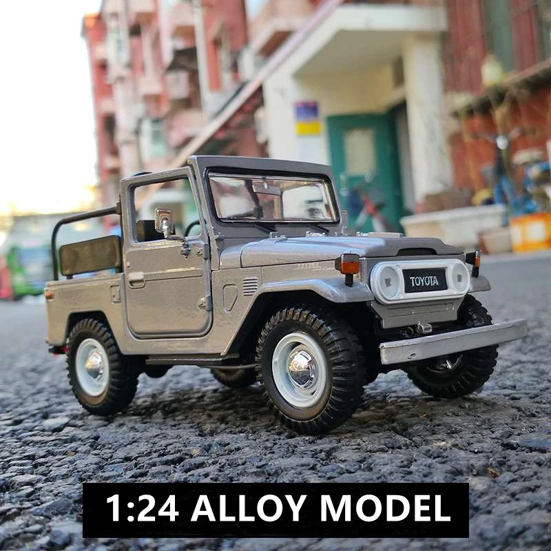 Классическая модель автомобиля TOYOTA FJ40 1:24 из сплава литой металлический