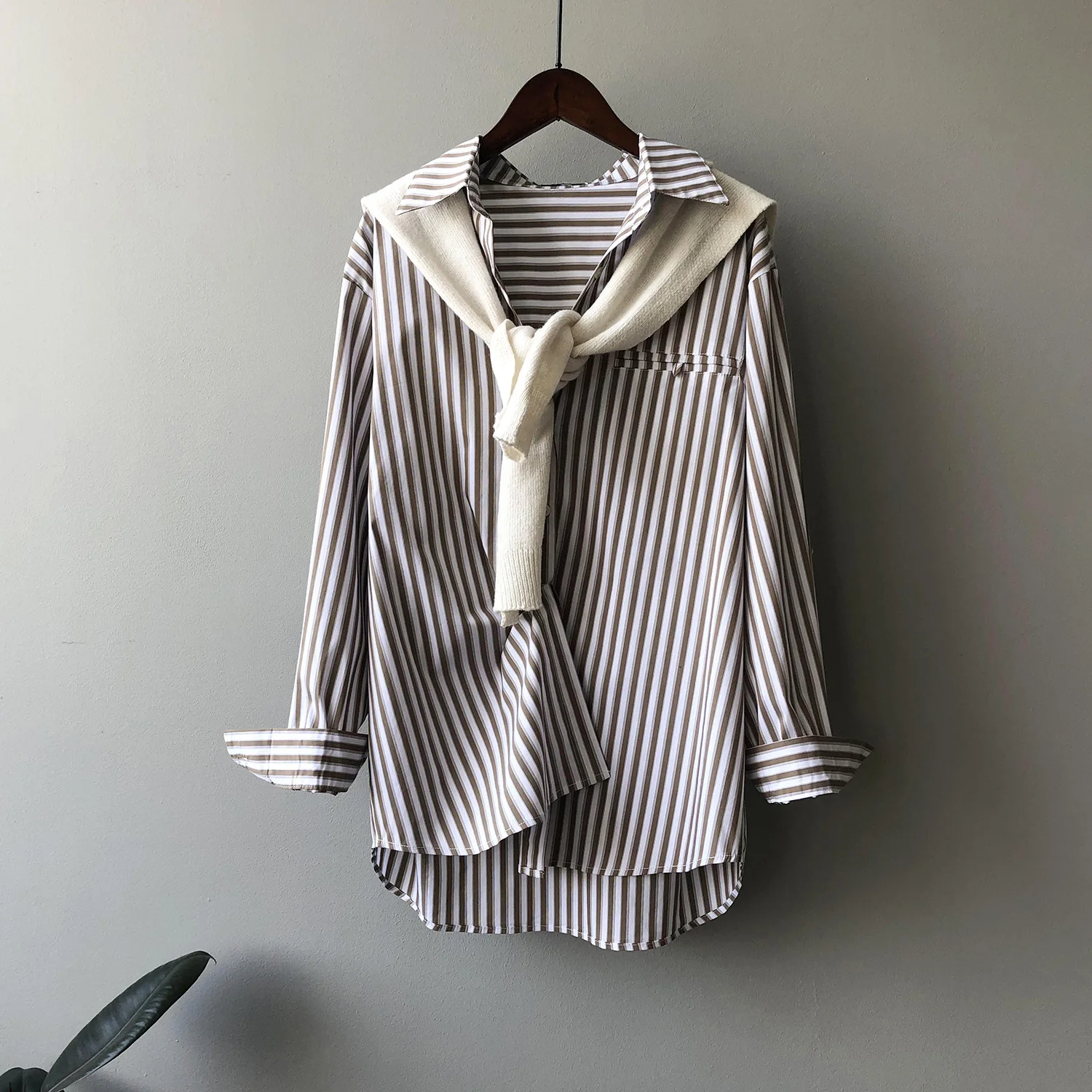 

2023 vertical striped blouse
