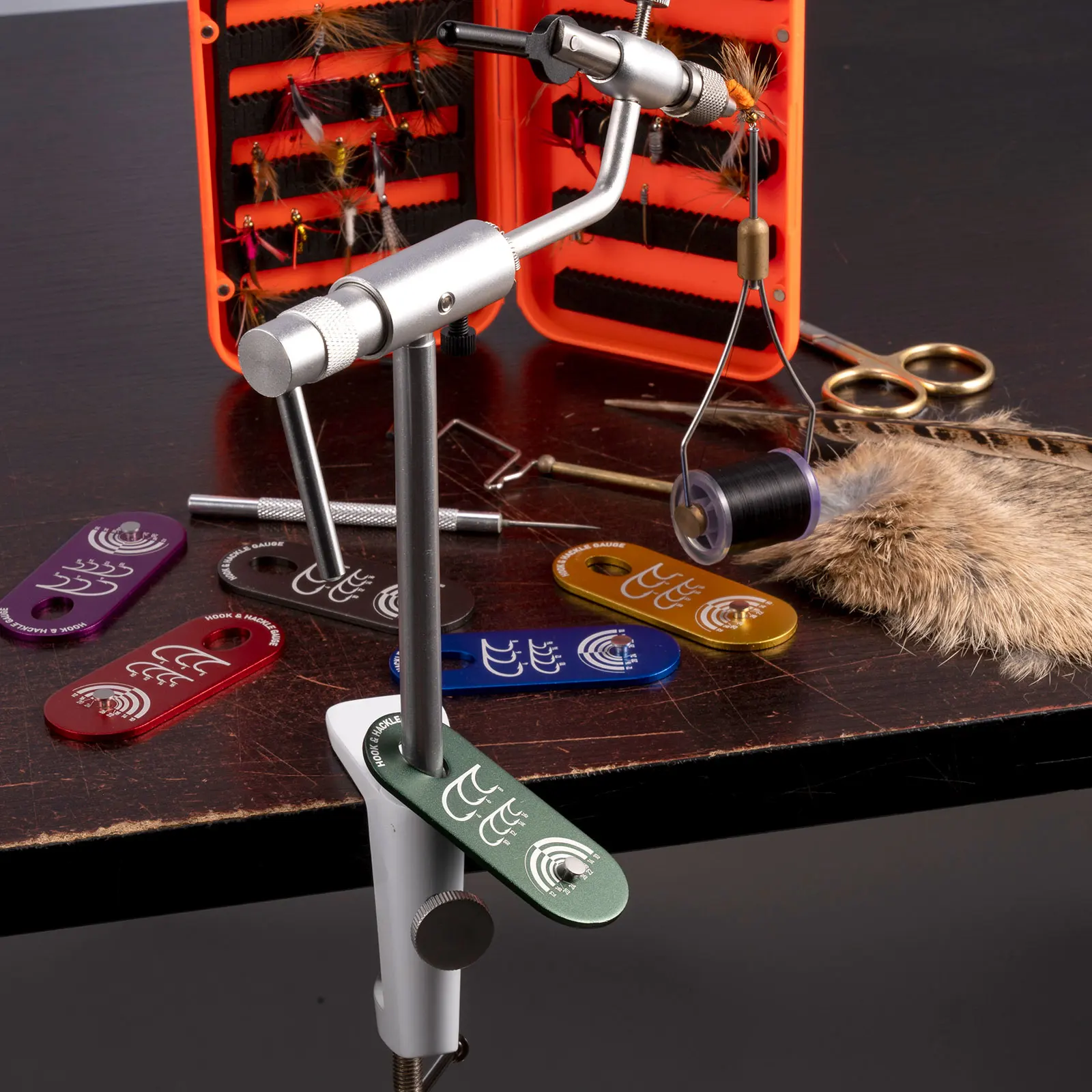 Прибор для завязывания мушек и гаек