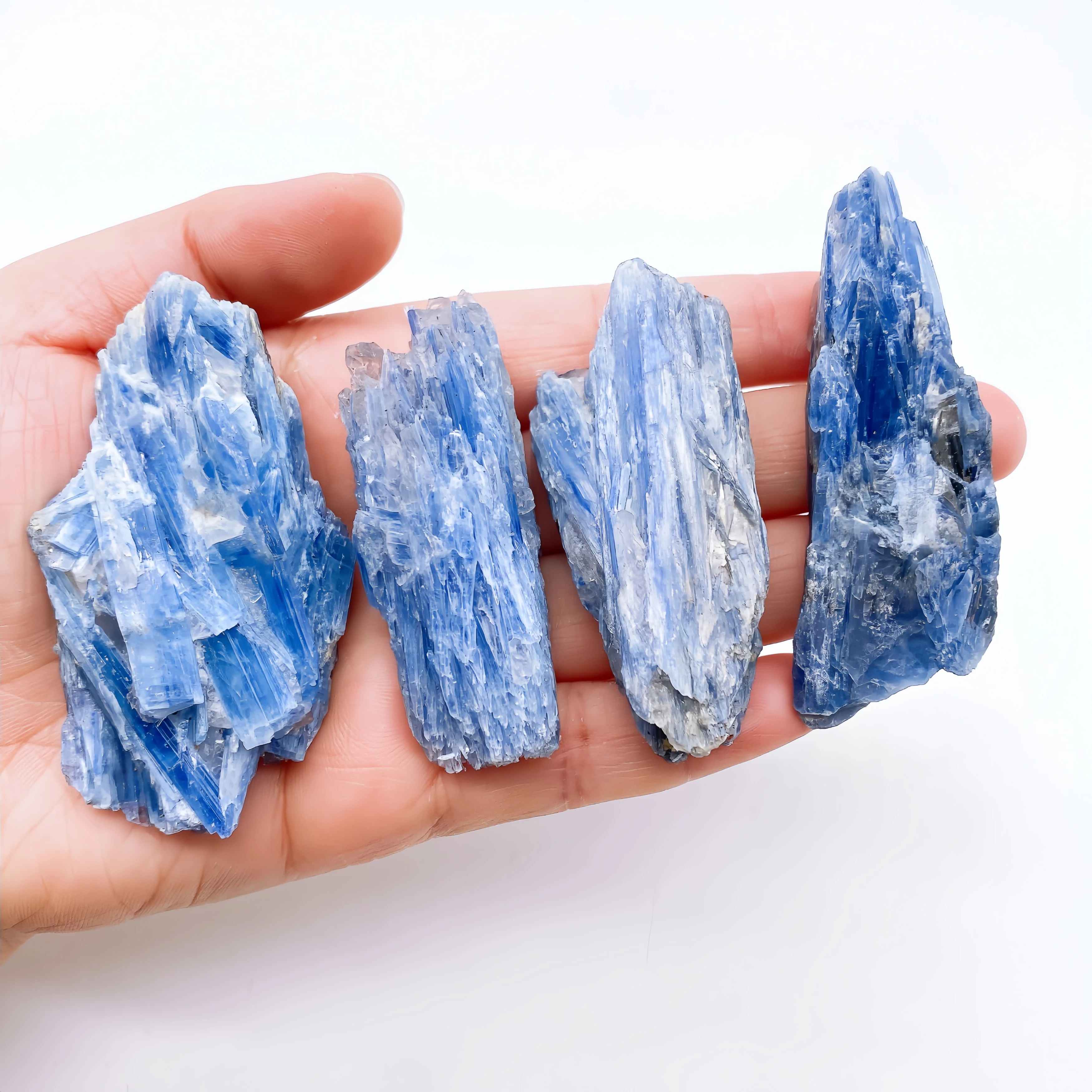 Необработанный кристаллы кианита