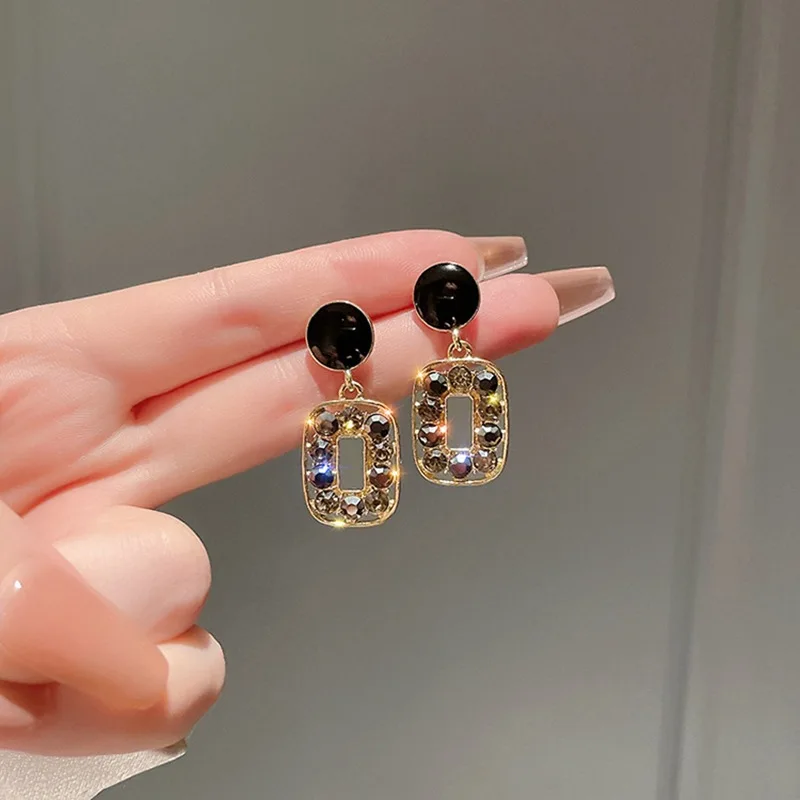 

Fashion Simple Black Hollow Crystal Geometric Earrings For Women Square Exquisite Shining Zircon Dangle Earring Female Wedding