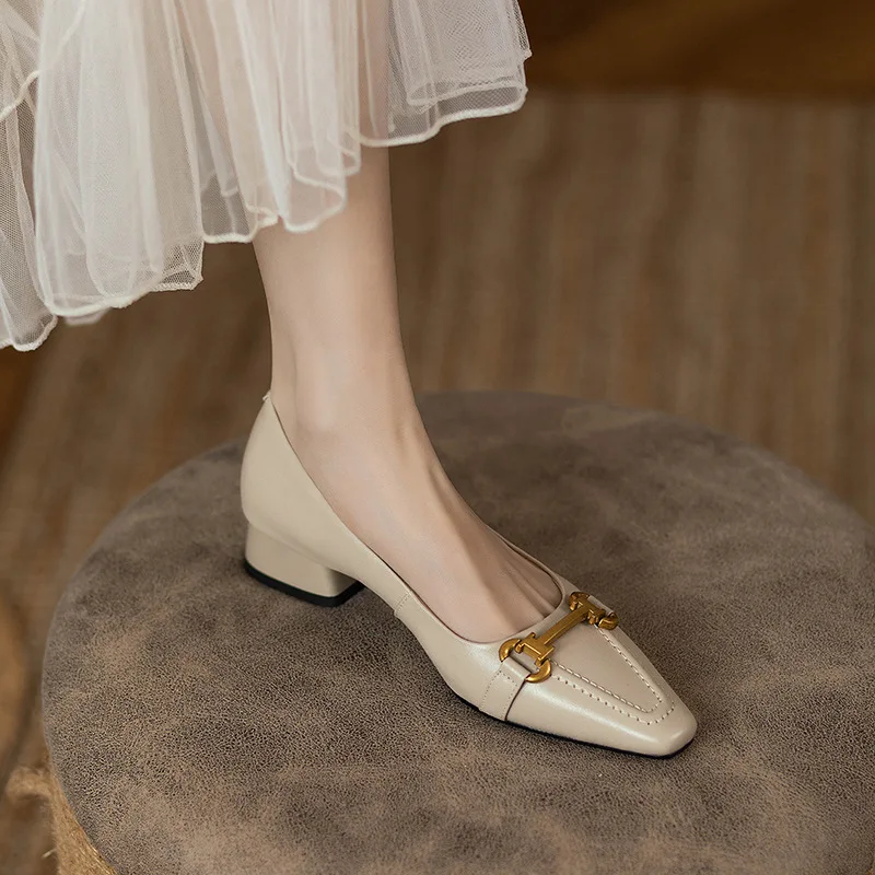 

Женские кожаные лоферы с открытым носком, на низком каблуке