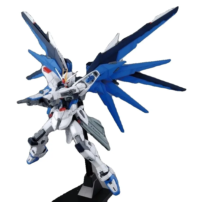 【В наличии】Конструктор Bandai MG Freedom Gundam Ver.2.0 1100 ZGMF-X10A (пластиковая модель) (art.: 3920da41deb54) - 3920da41deb54