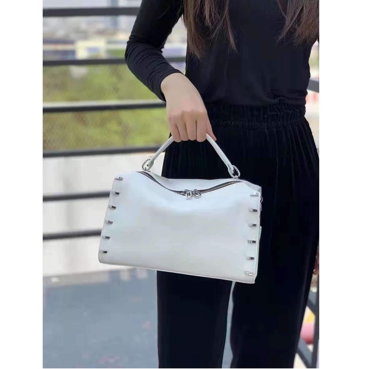 

Сумки-тоут из натуральной кожи с заклепками