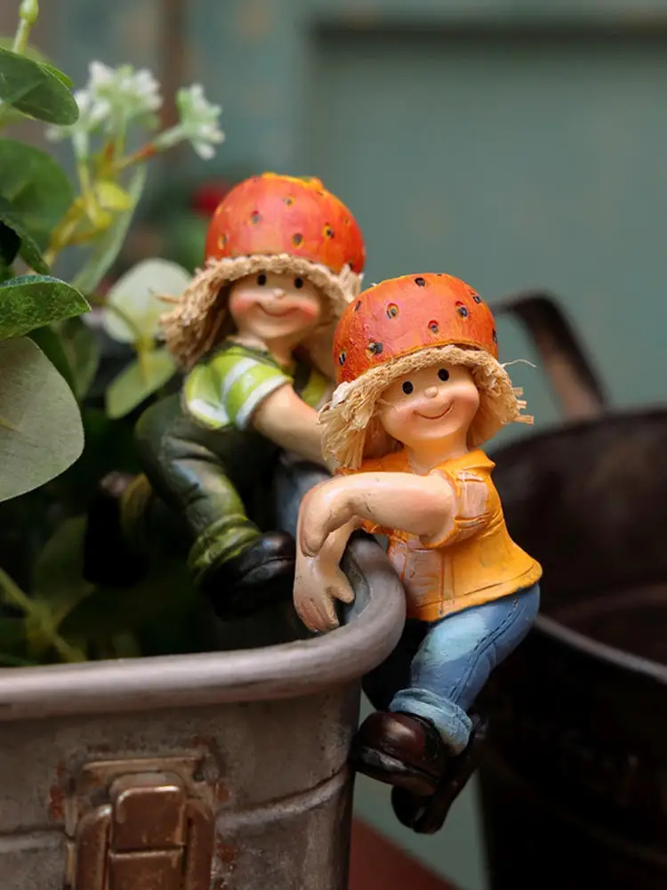 

2Pcs Cute Baby Resin Strawberry Hat Climbing Basin Edge Doll Miniature Figurines Fairy Garden Courtyard Balcony Home Decor