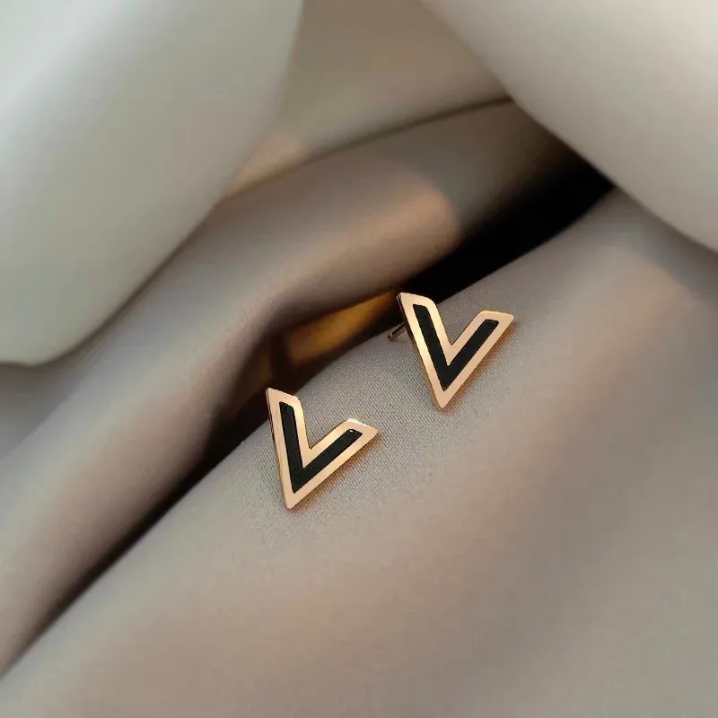 

2022 New Contracted Fashion Senior Titanium Steel Earrings Fine Geometric Metal Women Classic Small Stud Earrings Jewelry