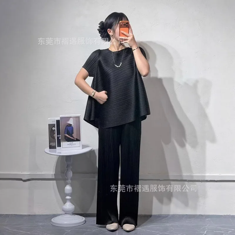 Фото Плиссированный костюм Miyake: базовый комплект весна-лето 2026, новая коллекция, элегантный однотонный плиссированный топ с асимметричным краем и складками №1