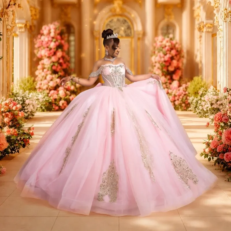 Фото Розовое бальное платье для Quinceanera с аппликациями, бисером, кристаллами, бантом, многоярусной юбкой, с открытыми плечами, для Sweet 16, Vestido 15 De №2