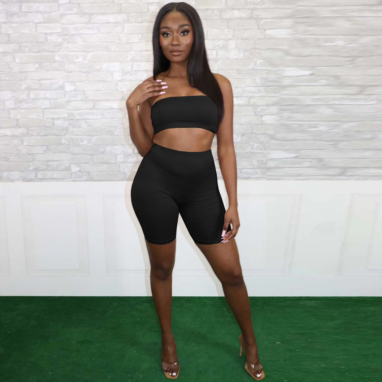 Костюм женский летний из топа и шортов без бретелек |