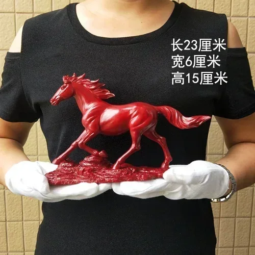 

Статуэтка лошади из смолы