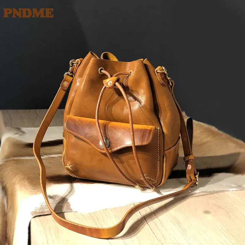 Купи PNDME high quality luxury natural genuine leather ladies shoulder bag outdoor party real cowhide designer women's messenger bag за 9,166 рублей в магазине AliExpress