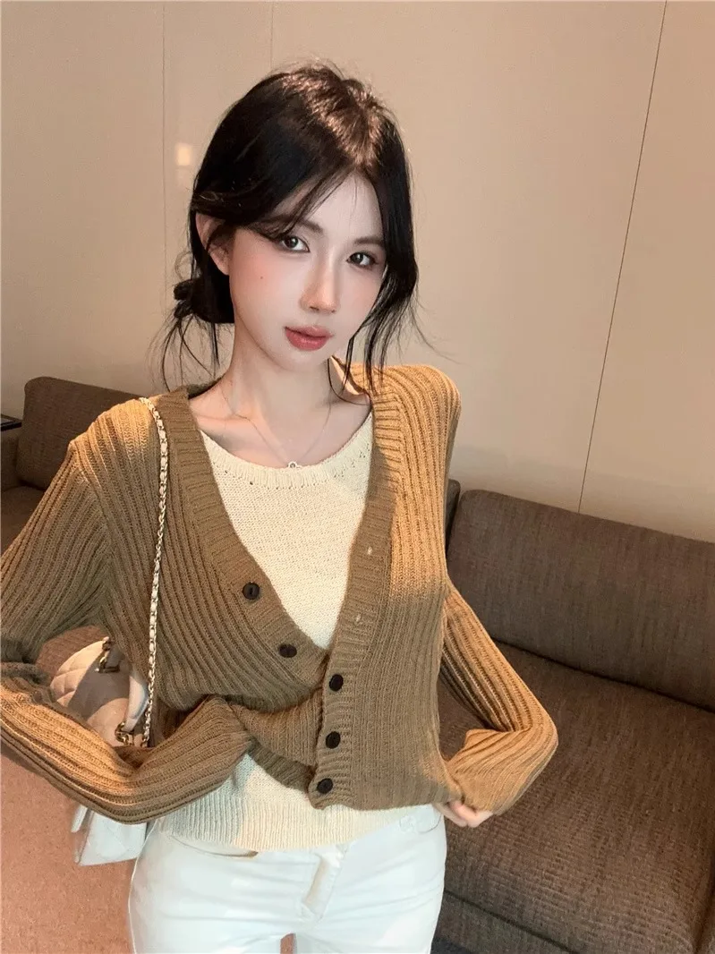 Вязаный кардиган с V-образным вырезом контрастных цветов