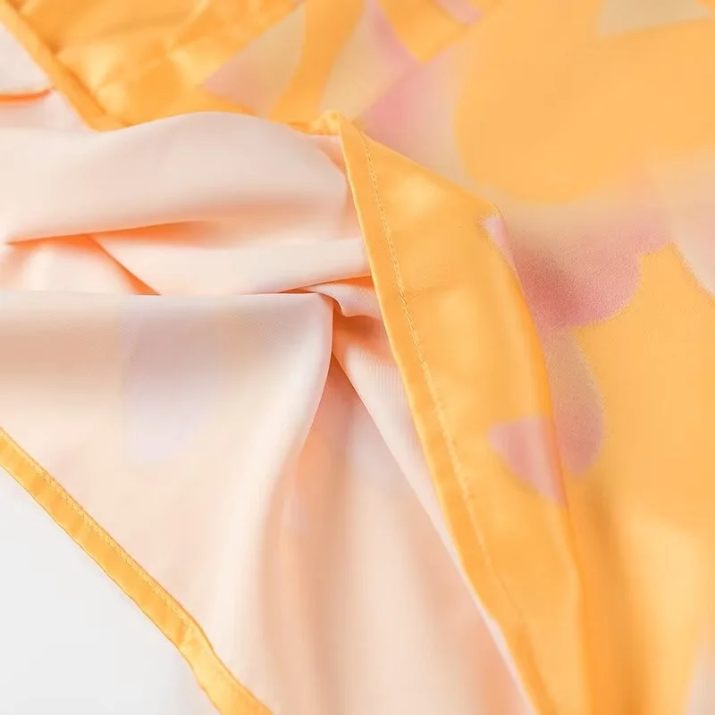 Новинка 2024 женские атласные платья-миди KEYANKETIAN с золотистым принтом лямкой на шее