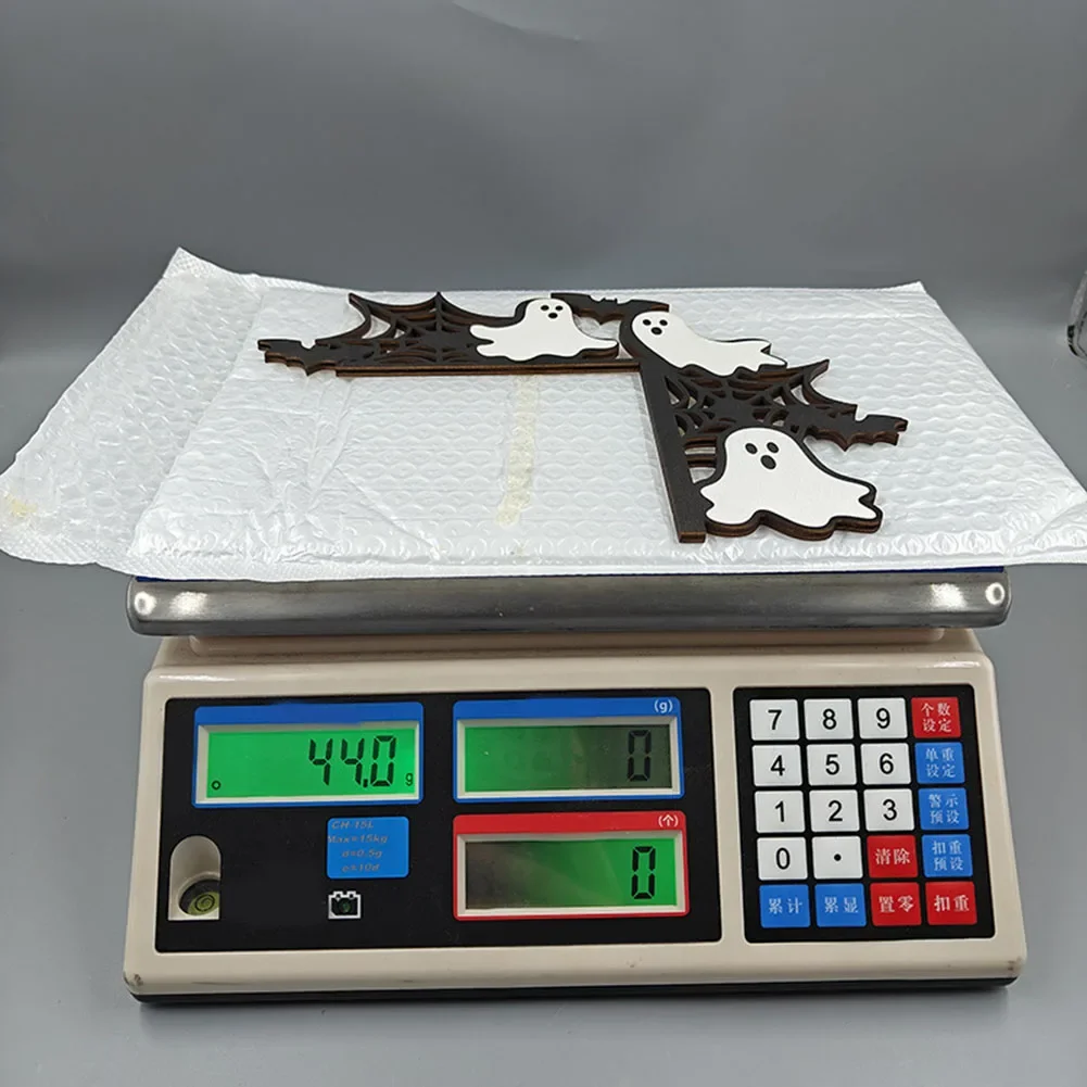 Милое мастерство в этом деревянном дверном декоре идеально воплощение Хэллоуина