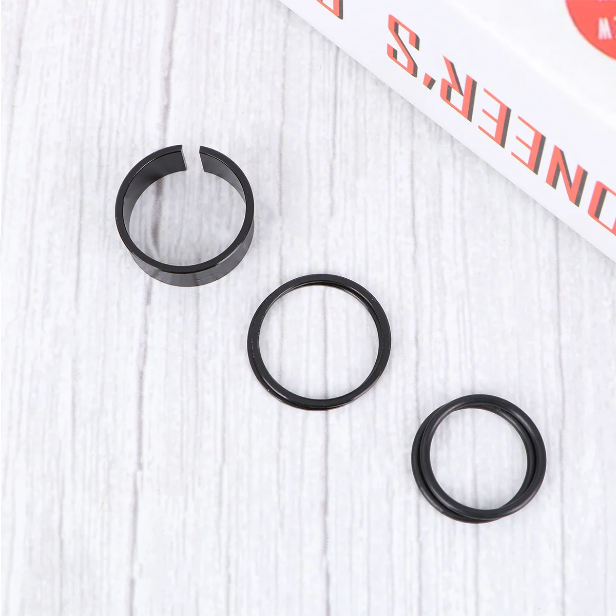 

Screw Bike Central Bottom Bracket Shaft for 68-73 Road Bike MTB Fixed Gear (Red)